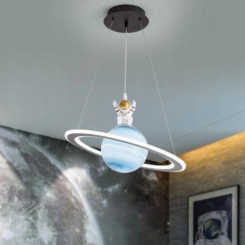 UROCZA LAMPA SUFITOWA ASTRONAUTA SATURN PLANETA KOSMOS LED **Kraina światła