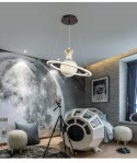 UROCZA LAMPA SUFITOWA ASTRONAUTA SATURN PLANETA KOSMOS LED **Kraina światła