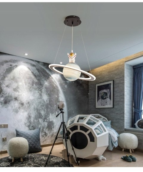 UROCZA LAMPA SUFITOWA ASTRONAUTA SATURN PLANETA KOSMOS LED **Kraina światła