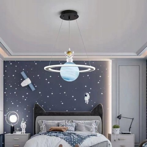 UROCZA LAMPA SUFITOWA ASTRONAUTA SATURN PLANETA KOSMOS LED **Kraina światła