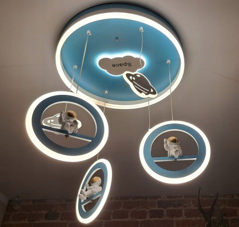 UROCZA LAMPA SUFITOWA ASTRONAUTA W KOSMOSIE PLANETY POKÓJ DZIECKA LED