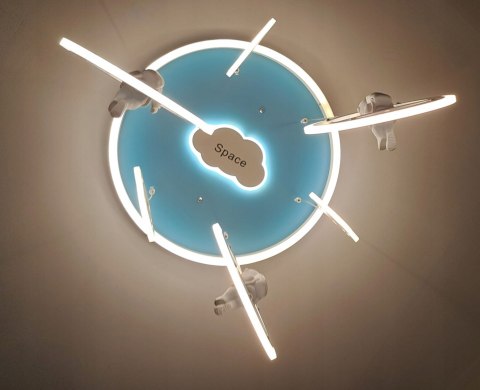 UROCZA LAMPA SUFITOWA ASTRONAUTA W KOSMOSIE PLANETY POKÓJ DZIECKA LED