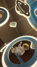 UROCZA LAMPA SUFITOWA ASTRONAUTA W KOSMOSIE PLANETY POKÓJ DZIECKA LED